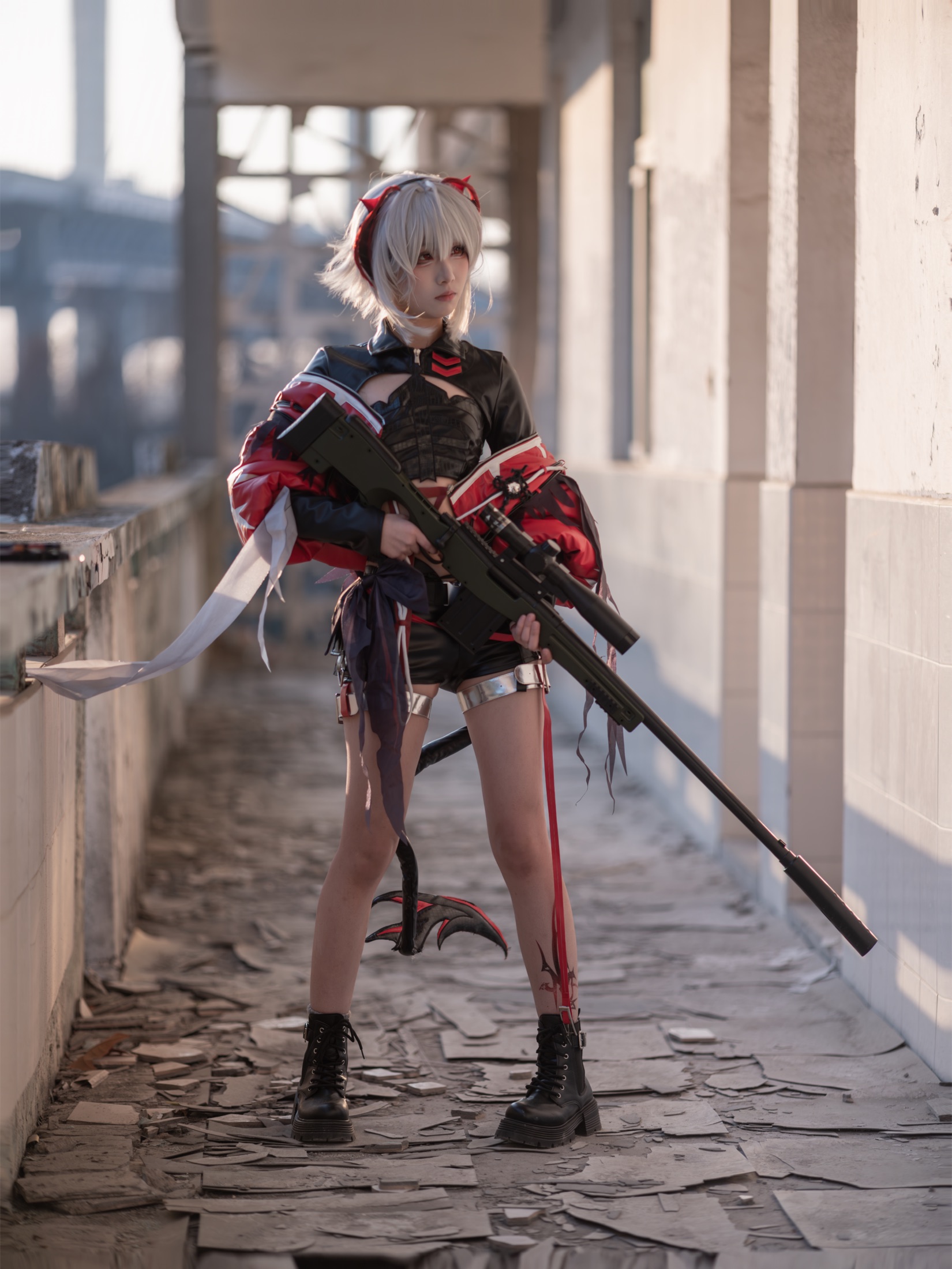 長銃を抱えて立つ屋上のフルボディポートレート