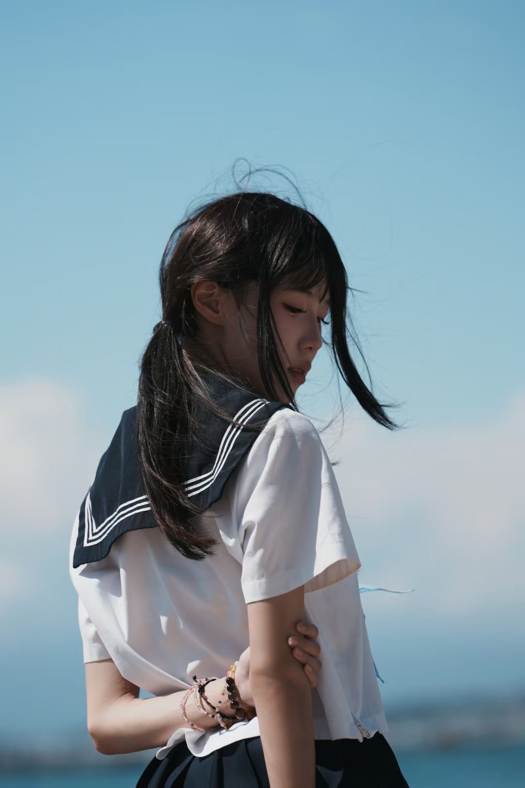 海辺で振り向く制服ポートレート
