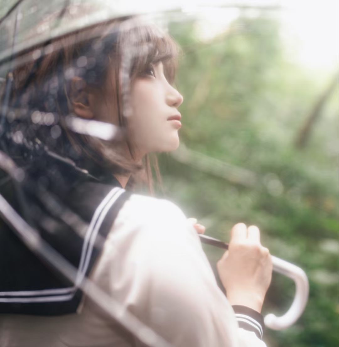 透明な傘越しに見えるやわらかな横顔