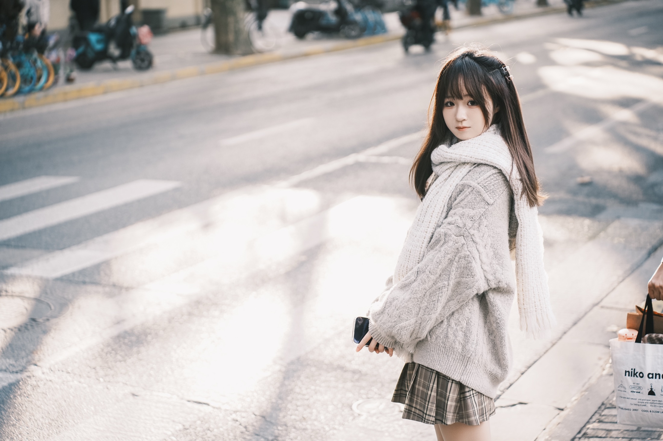 冬の街で振り返るポートレート